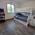 Insolite Avec Jeux Et Jacuzzi