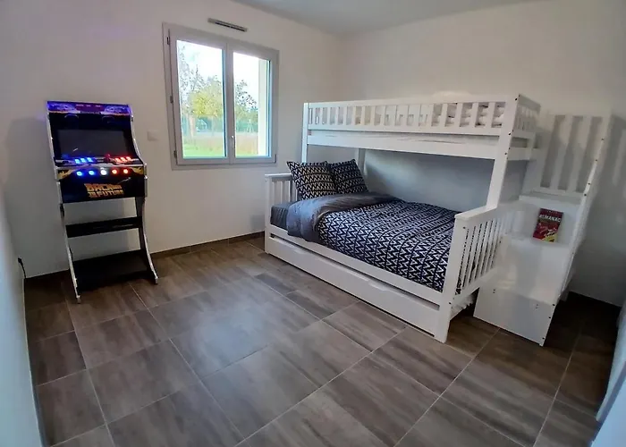 Insolite Avec Jeux Et Jacuzzi